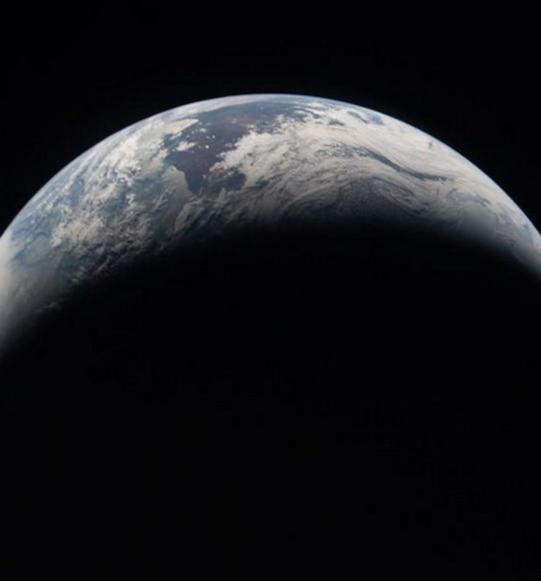 "Earth Rise": Earth´s Crescent from Lunar orbit